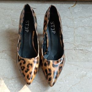 Sassy leopard print pumps